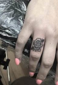 Ручно црно-бела ружа узорак тетоваже личности