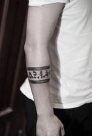 Padrão de tatuagem de braçadeira de pulseira preta em 8 pulsos de braço pequeno