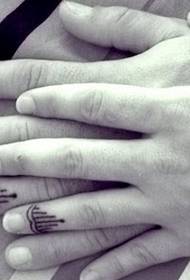 Unisci le dita con un tatuaggio totem particolarmente bello