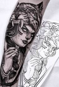 Černé šedé Evropské a americké portrétní tetování na paži