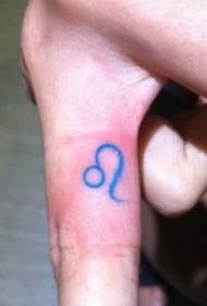 Meitenes pirksta leo simbola tetovējums