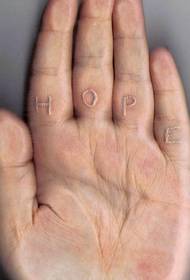 Hvidt engelsk tatoveringsmønster på fingeren
