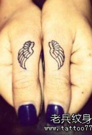 Слика уметничког дела прста палца крила тетоважа узорак