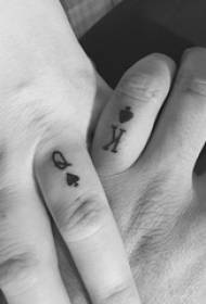 Poros pirštas ant juodų paprastų linijų raidžių ir širdies formos tatuiruočių paveikslėlių