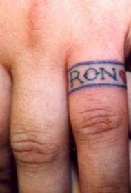 Tatuaxe no dedo do anel no dedo