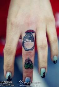 Patrón de tatuaje floral de anillo de Totoro pintado