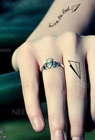 Modello di tatuaggio realistico con anello di diamanti a dito