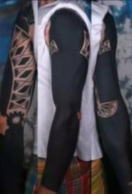 18 grandi braccia nere e totem combinati con tatuaggi