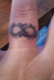 Pequeño tatuaje de símbolo de infinito en el dedo