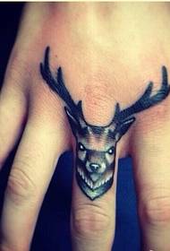 Мода женский палец татуировки антилопы, чтобы наслаждаться фотографиями