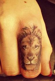 Little tattoo ng ulo ng leon sa daliri
