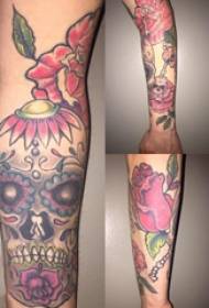 Дјевојка с узорком тетоваже и цвијета са креативном сликом лубање и цвијета