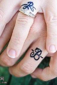 Fantastični cvjetni uzorak tetovaže na prstu