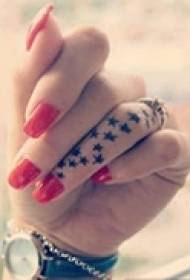 Tatuagem de dedo pequeno e delicado