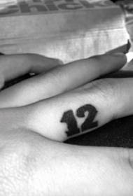 Tattoo համարը աղջկա մատը սև դաջվածքի թվային նկարի վրա
