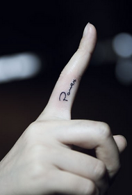 Lyts Ingelsk wurd tatoet op finger