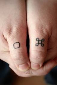 Mini prosty tatuaż na palec