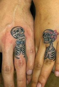 Coppia creativa leccare il tatuaggio sul dito
