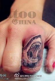 Haaientattoo op vinger