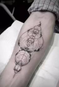 Gut aussehendes Tattoo mit geometrischem Punktlinienmuster auf dem Arm