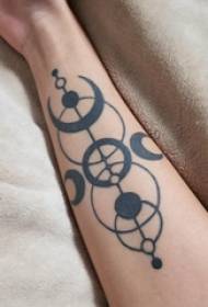 Геометриски елемент тетоважа девојка рака на тркалезна и месечина слика за тетоважа
