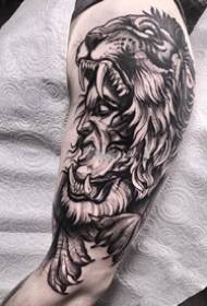 Tatuaje de la escuela masculina del brazo _18 brazo masculino en la imagen del patrón del tatuaje de la escuela gris negro