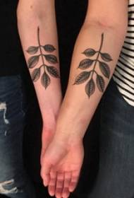 Augalų tatuiruotės pora ginklų ant juodų lapų tatuiruotės paveikslėlis
