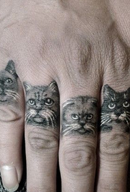 Ferskate cute kitten tattoos op 'e finger