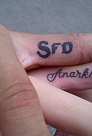 Moderan jednostavan par engleskog tetovaža s prstom