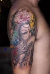 Mapoka gumi nemaoko emaoko akanaka kwazvo kuona iyo Hua Dan geisha tattoo inoshanda