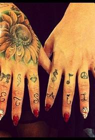 सुंदर और सुंदर हाथ टैटू