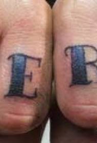 Motif de tatouage de lettre ombrée de doigt bleu et noir