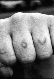 Fingergrå kjærlighetsord tatoveringsmønster