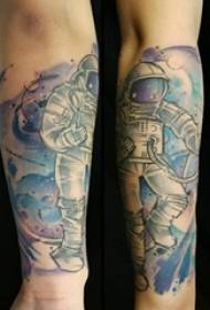Zdjęcie tatuażu na ramieniu przedstawiające mężczyznę na kolorowym obrazie tatuażu astronautów