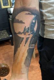 Rankos tatuiruotės paveikslėlis mokyklos berniukas rankos ant mėnulio ir raketų tatuiruotė nuotrauka