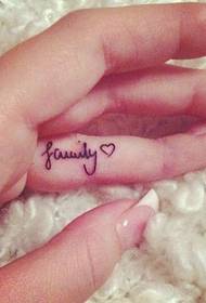 Palavra inglesa amor tatuagem padrão no dedo que representa o amor