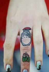 Een stijlvolle en mooie cartoon totoro tattoo-afbeelding op je vinger
