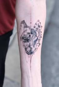 Мала, свежа тетоважа на малој руци доброг дизајна