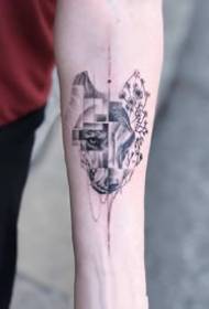 Een kleine, frisse tatoeage op een kleine arm met een goed ontwerp