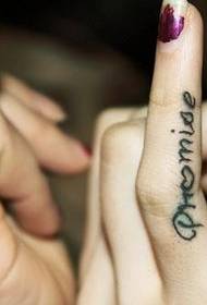 Pequena tatuagem fresca no dedo casal