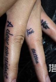 Padrão de tatuagem em sânscrito inglês kanji de dedo