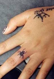손가락 성격 작은 거미 문신 패턴