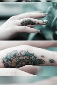 Mini tatoeëringmasjien vir vinger-kreatiewe tatoeëringfoto