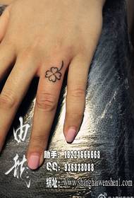 女孩手指三葉草紋身
