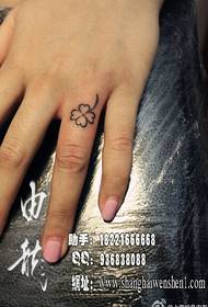 ຜູ້ຍິງ tattoo clover ນິ້ວມື