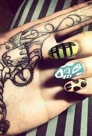 Tatuaggio a pistola speciale sul dito