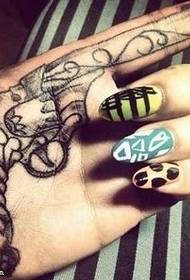 Speciale pistooltattoo op vinger