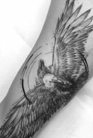 Saothar dubh sceitse liath - lámh 9-lámh ar an stíl galánta de phatrún tattoo liath sceitse