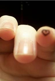 Mergaitės piršto širdies formos miela tatuiruotė