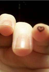 Tatuaggio carino a forma di cuore dito ragazza